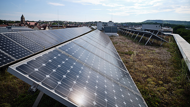 Solarmodule auf einem Dach sammeln Sonnenenergie in einer städtischen Umgebung