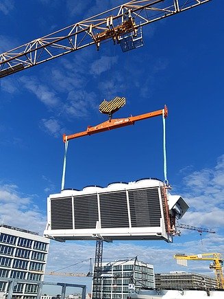 Climtech Kältetechnik Klimatechnik Foto von einer Kälte- und Klimatechnikanlage an einem Kran