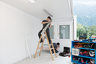 Bild eines Gebäudetechnikers bei der Arbeit