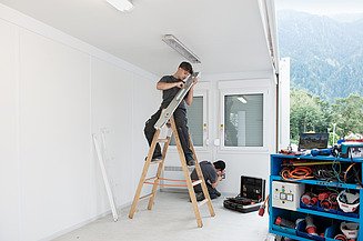 Lehre Gebäudetechnik STRABAG PFS Österreich Bild eines Gebäudetechnikers bei der Arbeit