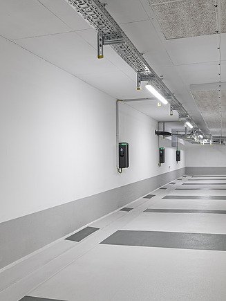 Foto von einer Parkfläche mit E-Ladesaeule