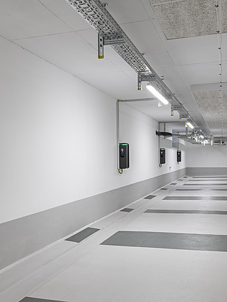 Fotografie parkovacího místa se sloupem pro elektronické dobíjení