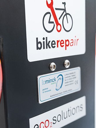 Nahaufnahme einer eco2mobility Bike-Tool-Station mit Werkzeugen und Aufkleber eco2solutions.