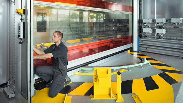 Obrázek muže provádějícího opravy na montážní lince