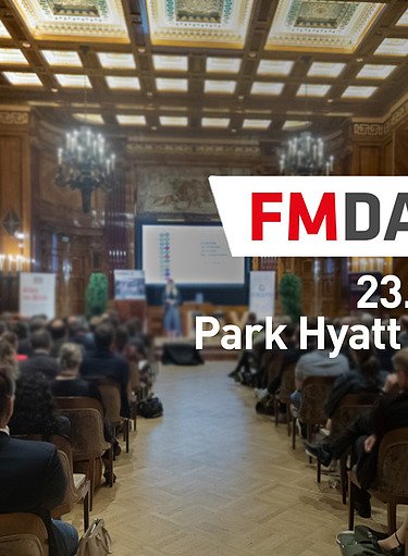 Bild von einer Konferenz, davor Details des FM-Days
