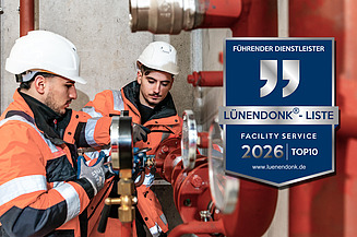 Fotomontage von dem Lünendonk 2026-Siegel auf einem Bild von zwei Männern in Arbeitskleidung, die an einem roten Rohr arbeiten