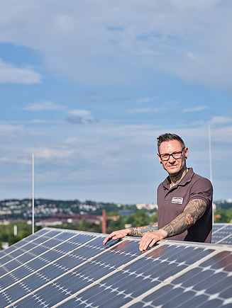 Pracovníci STRABAG PFS na střeše budovy s fotovoltaickým systémem