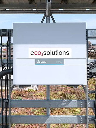 Picture of a technical system with eco2solutions sticker on a green roof.
