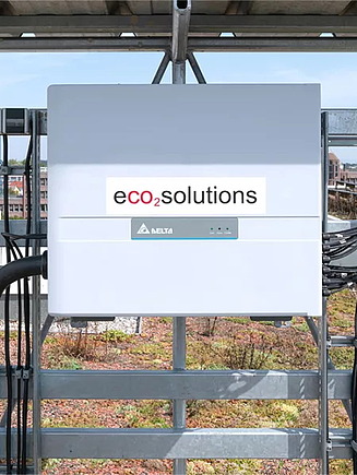 Obrázek technického systému s nálepkou eco2solutions na zelené střeše.