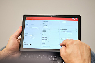 Finger zeigt auf Tablet, auf dem DSP geöffnet ist